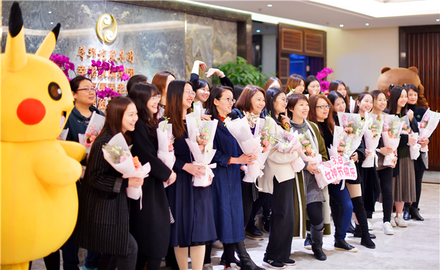 1556185723127391.png 01大图——收到花的女神们笑靥如花.png