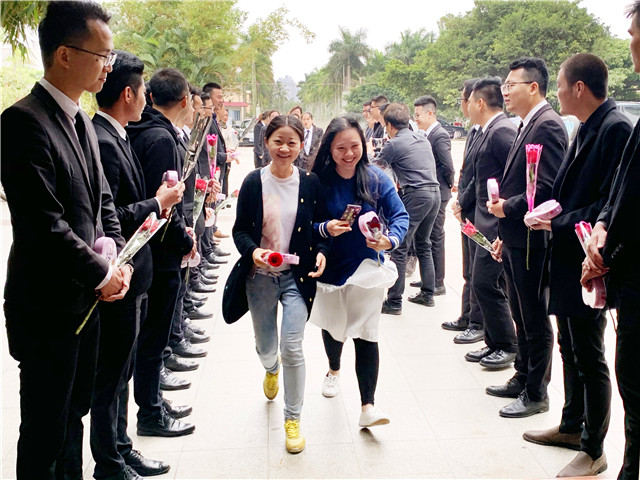 1556185755106576.jpg 01列队夹道,给女神们一个特别的仪式感.jpg