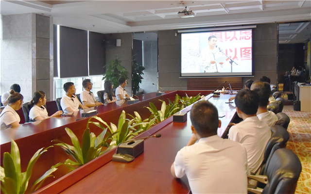 1566985389808769.jpg 04“新动力”专心致志观看《用企业精神打造百年基业》讲话视频.jpg