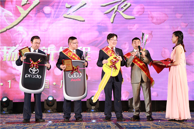 1605265959617430.jpg 2017年1月,苏如春(右二)为李顺臣(左二)等颁发华邦控股集团董事局主席特别奖.jpg