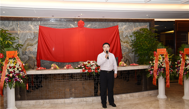 1605265996189851.jpg 2015年8月,华邦控股集团在广州举行子公司揭牌仪式,李顺臣代表华邦幸福家园集团发言.jpg