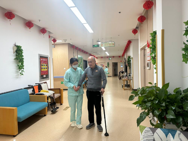 1715569007758405.jpg 护理员乔瑞霞正在辅助入住中心的全托老人行走.jpg