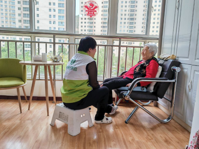 1715569031589710.jpg 住家老年护理员吴咏梅正在帮助老人按摩.jpg